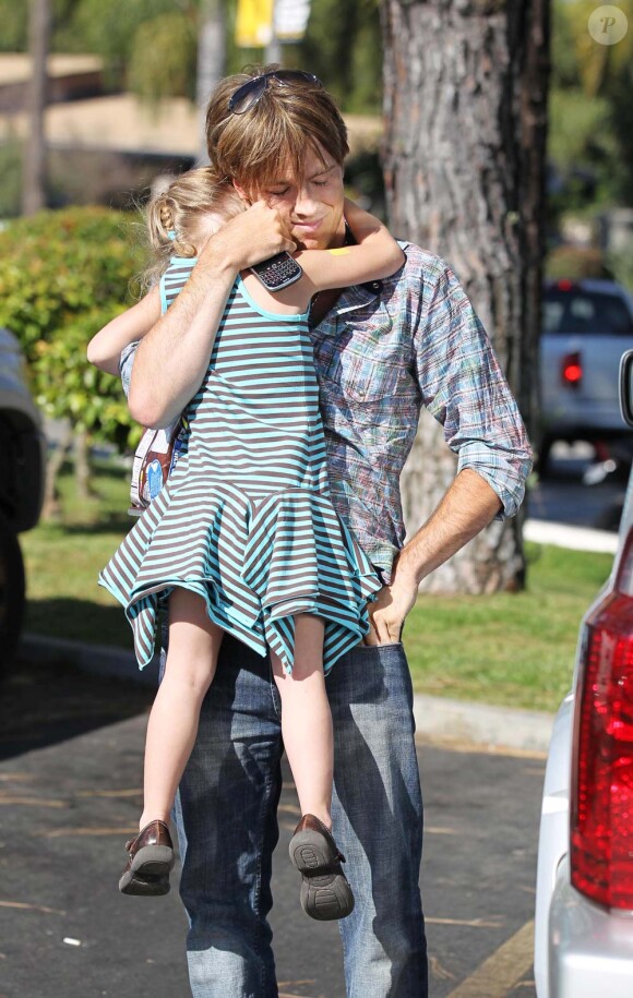 DannieLynn dans les bras de son père Larry Birkhead, à Los Angeles, le 12 août 2010