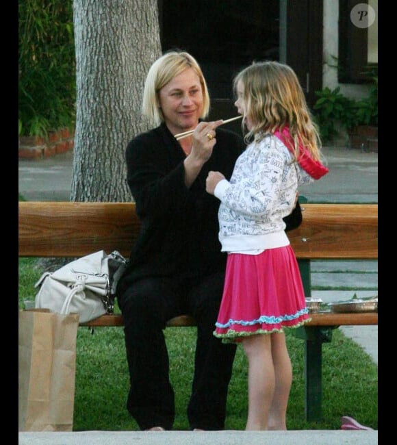 Patricia Arquette et sa fille Harlow dans un parc de Los Angeles en juin 2010