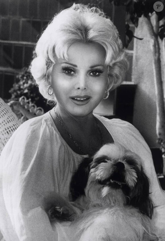 La fameuse socialite Zsa Zsa Gabor, aujourd'hui âgée de 93 ans, défraie la chronique par ses problèmes de santé...