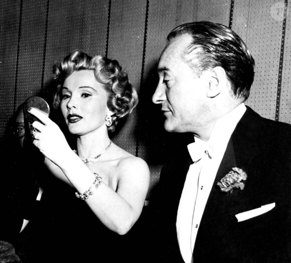 La fameuse socialite Zsa Zsa Gabor, aujourd'hui âgée de 93 ans, défraie la chronique par ses problèmes de santé...