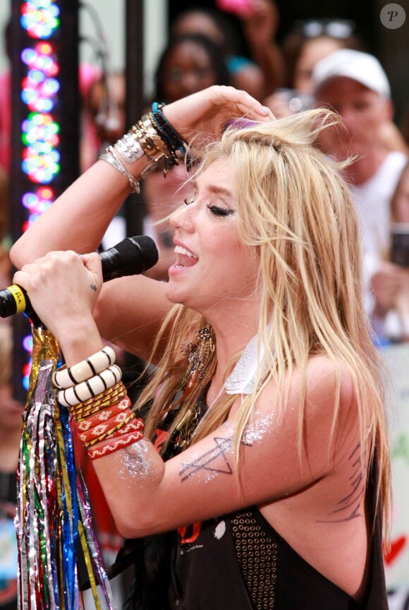 La chanteuse américaine Kesha donne un mini concert dans l'émission Today Show à New York, le 13 août 2010