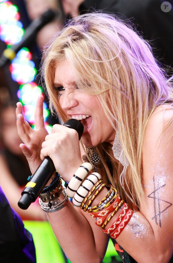 La chanteuse américaine Kesha donne un mini concert dans l'émission Today Show à New York, le 13 août 2010