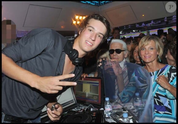 Alexandre Arnault, Hélène Mercier Arnault et Karl Lagerfeld au VIP Room Saint-Tropez, le 14 août 2010