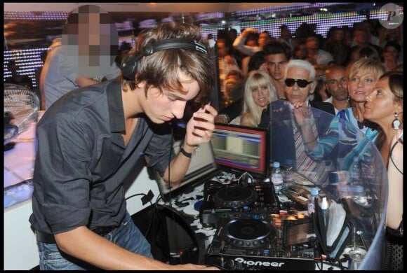 Alexandre Arnault, Hélène Mercier Arnault et Karl Lagerfeld au VIP Room Saint-Tropez, le 14 août 2010