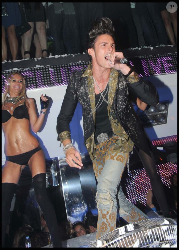 Baptiste Giabiconi au VIP Room Saint-Tropez, le 14 août 2010