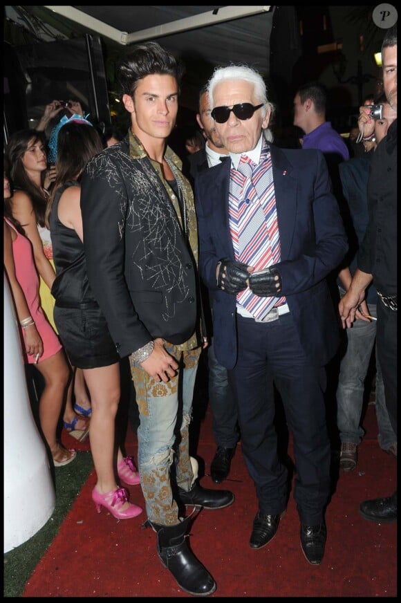 Baptiste Giabiconi et Karl Lagerfeld au VIP Room Saint-Tropez, le 14 août 2010