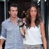 Joe Jonas et son épouse, Danielle Deleasa, à la sortie de leur hôtel à New York, lundi 16 août. 