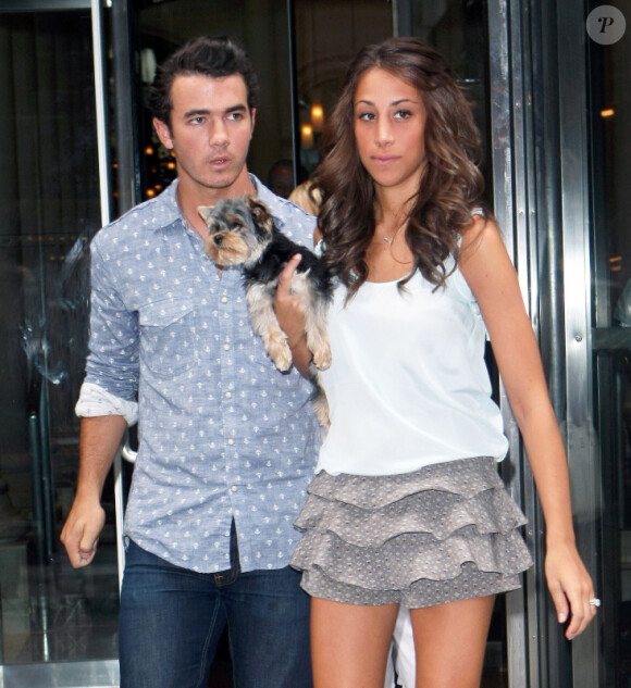 Joe Jonas et son épouse, Danielle Deleasa, à la sortie de leur hôtel à New York, lundi 16 août. 