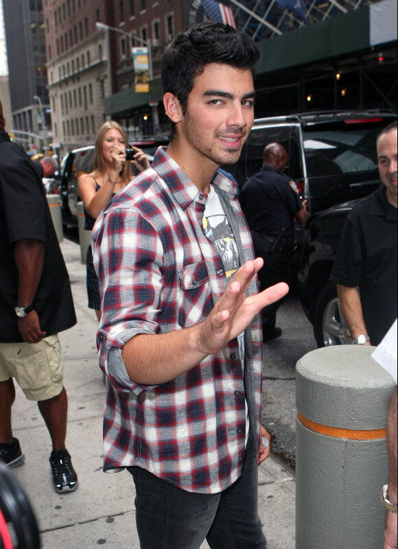 Joe Jonas, à la sortie de son hôtel à New York, lundi 16 août.
