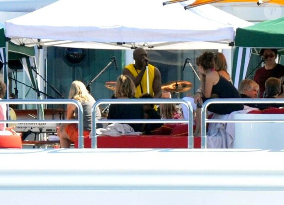 Heidi Klum, Seal, et leurs enfants, en pleine croisière sur la mer méditerranée. Le chanteur livre un concert à sa famille. Août 2010