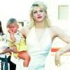 Frances Bean dans les bras de ses parents Kurt Cobain et Courtney Love, en 1993