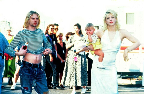 Frances Bean dans les bras de ses parents Kurt Cobain et Courtney Love, en 1993