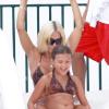 Shauna Sand s'adonne aux joies du toboggan aquatique avec ses filles, en vacances à Miami, samedi 21 août.