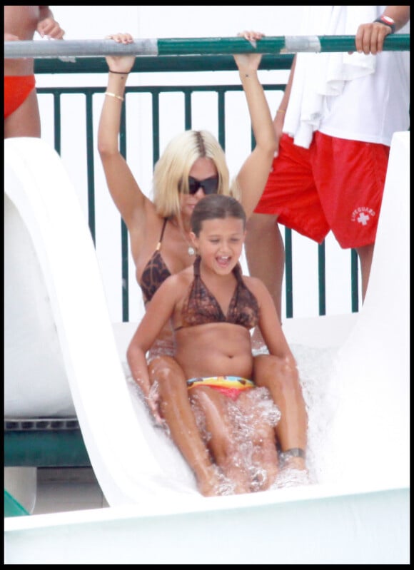 Shauna Sand s'adonne aux joies du toboggan aquatique avec ses filles, en vacances à Miami, samedi 21 août.