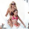 Shauna Sand s'adonne aux joies du toboggan aquatique avec ses filles, en vacances à Miami, samedi 21 août.