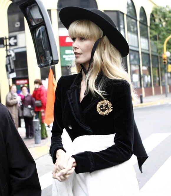 Claudia Schiffer avec Karl Lagerfeld en ocotobre 2009 pour un shooting Chanel