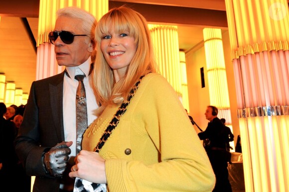 Claudia Schiffer enceinte et Karl Lagerfeld à Paris en janvier 2010