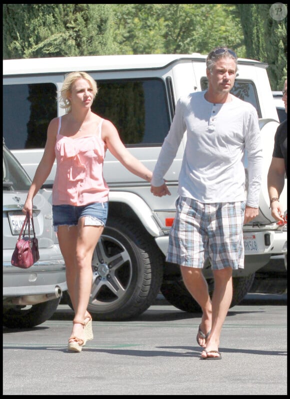 Britney Spears et son ami Jason Trawick sortent en virée shopping à Calabasas, dimanche 22 août.