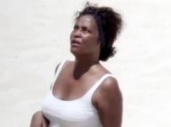 Whitney Houston : En maillot sur la plage, elle oublie ses soucis et profite de sa fille !