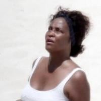 Whitney Houston : En maillot sur la plage, elle oublie ses soucis et profite de sa fille !