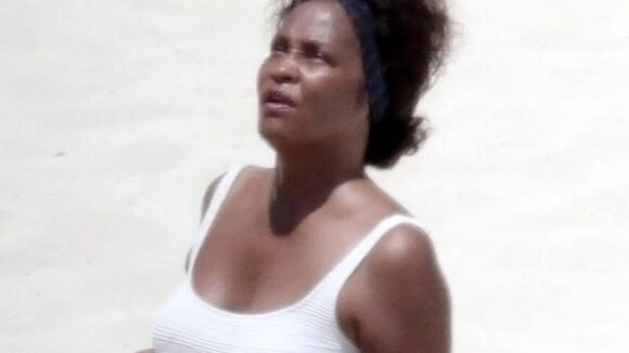 Whitney Houston : En maillot sur la plage, elle oublie ses soucis et profite de sa fille !