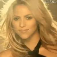 Shakira : Lumineuse et sexy... juste pour une douce effluve !