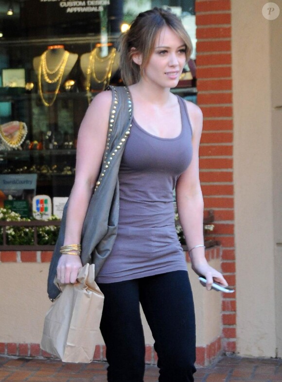 Hilary Duff sort de chez le médecin, à Los Angeles. 26/08/2010