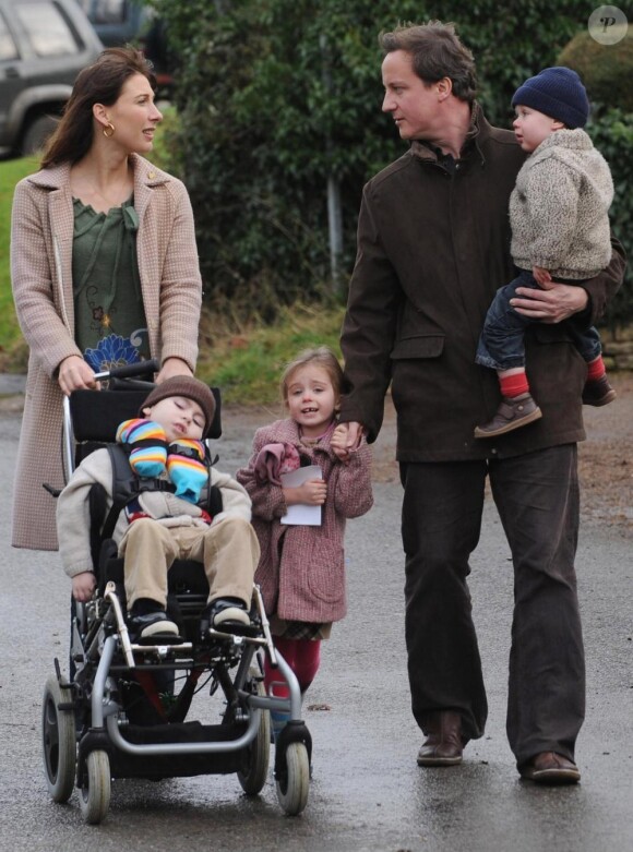 David et Samantha Cameron en 2009, avec leurs trois aînés : Ivan (aujourd'hui décédé), Nancy et Arthur.