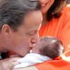 David et Samantha Cameron présentent leur petite fille, Florence, née le 24 août 2010
