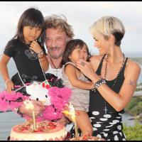 Johnny et Laeticia Hallyday : Découvrez-les fous amoureux en vacances et fêtant l'anniversaire de leurs fillettes !