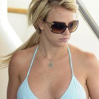 Britney Spears, en forme olympique, fait sa gym en bikini sur un somptueux voilier !