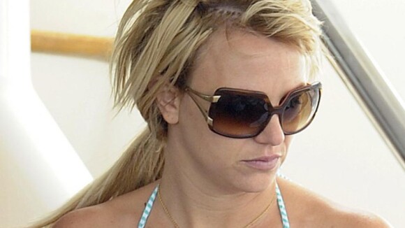 Britney Spears, en forme olympique, fait sa gym en bikini sur un somptueux voilier !