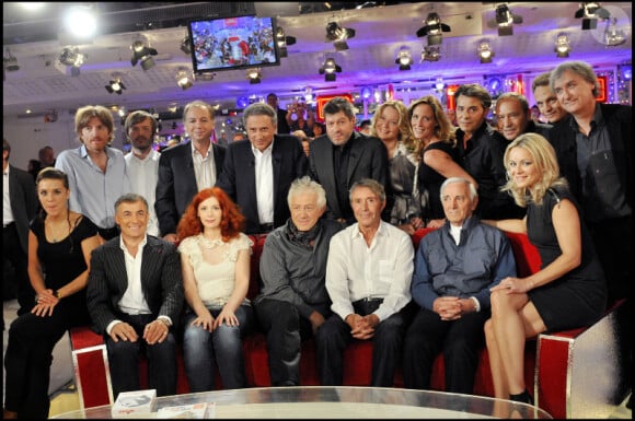 Tous les invités et membres de l'émission entourent Michel Drucker le 1 septembre 2010 lors de l'enregistrement de l'émission Vivement Dimanche qui sera diffusée le 5 septembre 2010