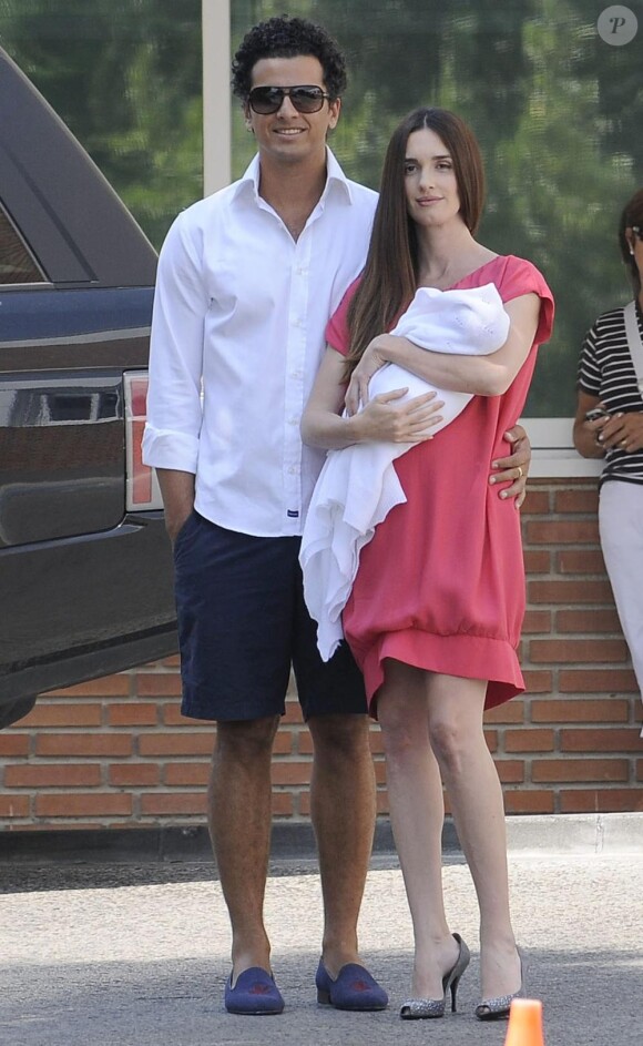 Paz Vega et son mari Orson Salazar présentent leur petit Lenon, à l'hôpital de Madrid