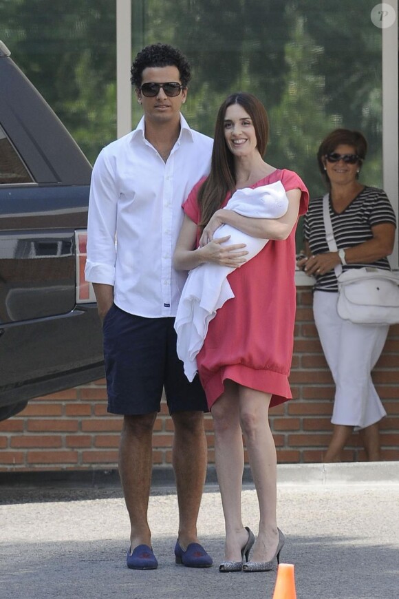 Paz Vega et son mari Orson Salazar présentent leur petit Lenon, à l'hôpital de Madrid