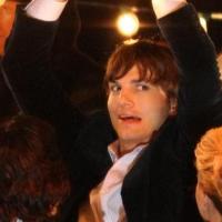 Ashton Kutcher danse et se frotte à d'autres filles que Demi Moore... et immortalise la scène !