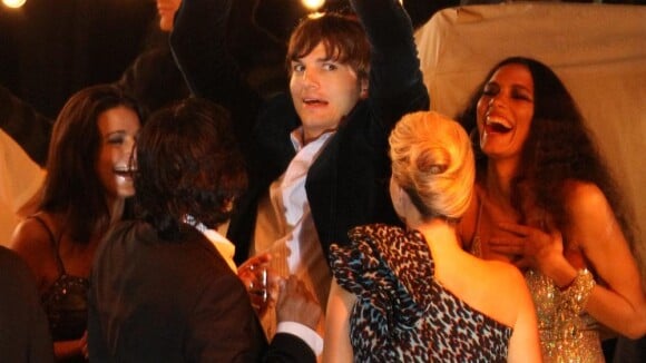 Ashton Kutcher danse et se frotte à d'autres filles que Demi Moore... et immortalise la scène !