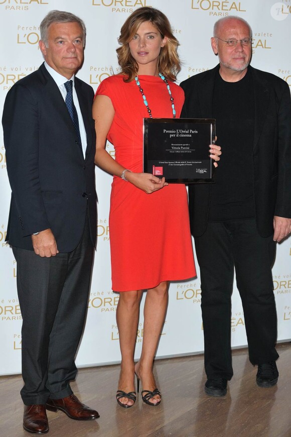 Vittoria Puccini recevait le 10 septembre, dans le cadre de la Mostra de Venise, le 3e Prix L'Oreal Paris pour le cinéma. En soirée, on a vu la comédienne italienne apparaître pour la projection de Barney's version.