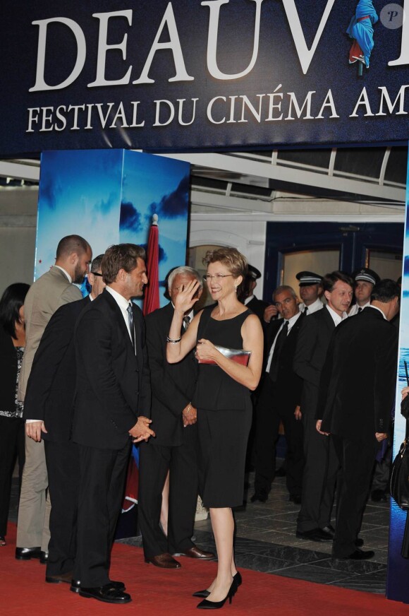 Emmanuel Béart, présidente, et le jury du 36e festival de Deauville ont récompensé le 11 septembre Annette Bening pour Mother and child.