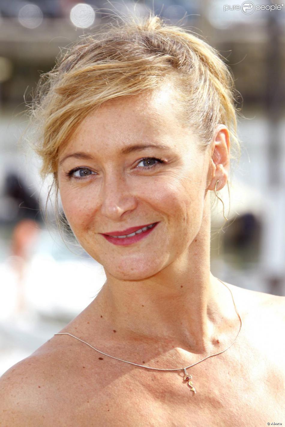 Films Et Séries Tv Avec Julie Ferrier Julie Ferrier n'est pas venue pour rien puisque le téléfilm Un divorce de  chien qu'elle était venue défendre, a été récompensé du prix du Meilleur  Scénario. - Purepeople
