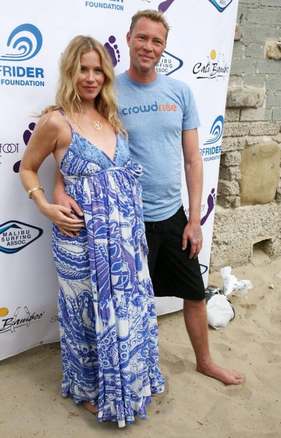 Christina Applegate et son fiancé Martyn Lenoble à la compétition de surf des célébrités