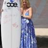 Christina Applegate ravissante et bien enceinte soutient une compétition de surf !