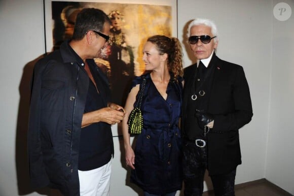 Mario Testino, Vanessa Paradis et Karl Lagerfeld à l'inauguration de l'exposition Karl Lagerfeld, à la Maison Européenne de la Photographie. 14/09/2010