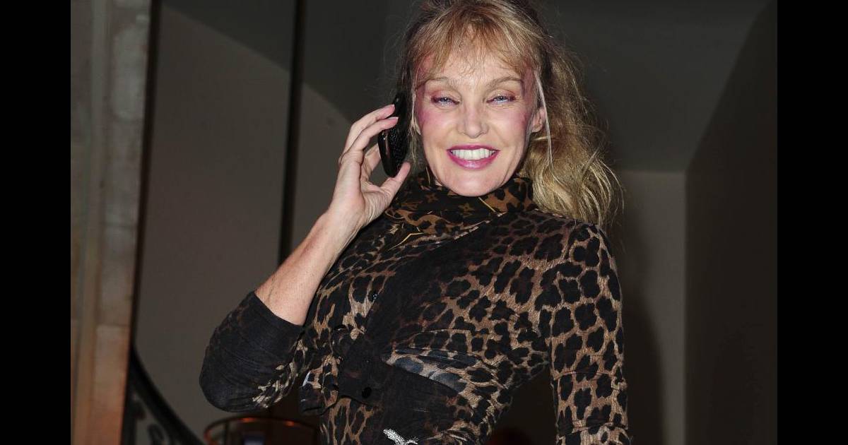 Arielle Dombasle à l'inauguration de l'exposition Karl Lagerfeld, à la Maison Européenne de la Arielle Dombasle à l'inauguration de l'exposition Karl Lagerfeld, à la Maison Européenne de la