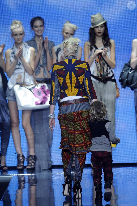 Gwen Stefani et son fils Kingston Rossdale se présentent sur le catwalk après le défilé Lamb de Gwen Stefani lors de la Mercedes Benz Fashion Week le 6 septembre 2010 au Lincoln Center à New York