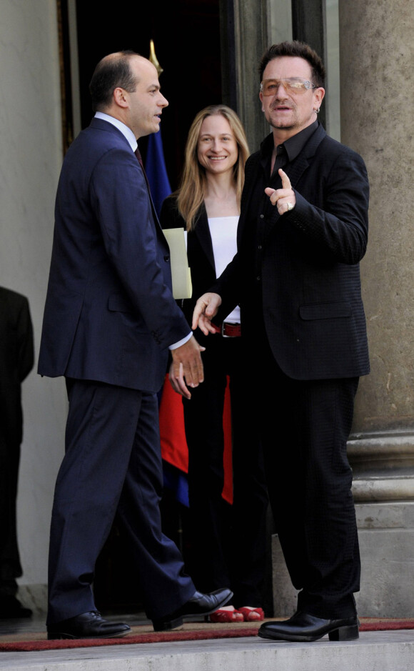 Bono est reçu à l'Elysée le 17 septembre 2010 à Paris : ici avec Consuelo Remmert
