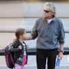 Michael Douglas emmène sa fille Carys Zeta, 7 ans, à son école, à New York, le 21 septembre 2010.