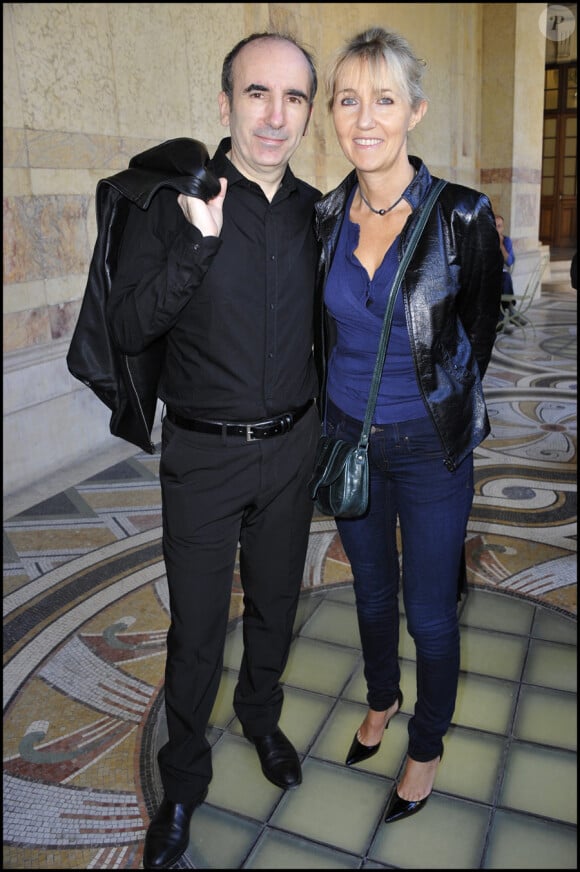 Philippe Harel et son épouse au Petit Palais à Paris pour un déjeuner organisé en l'honneur de la marque de bijoux Safe World Peace, le 21 septembre 2010