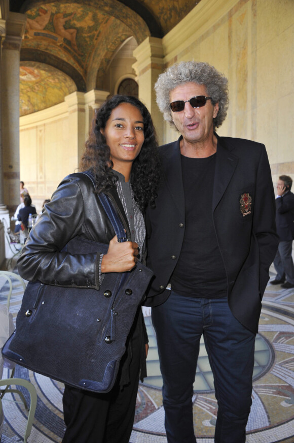 Elie Chouraqui et sa femme Isabelle au Petit Palais à Paris pour un déjeuner organisé en l'honneur de la marque de bijoux Safe World Peace, le 21 septembre 2010