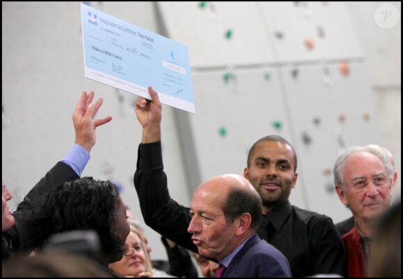 Tony Parker et Rama Yade inaugurent les gymnases Tony Parker, à Charenton-le-Pont (94), mercredi 22 septembre.